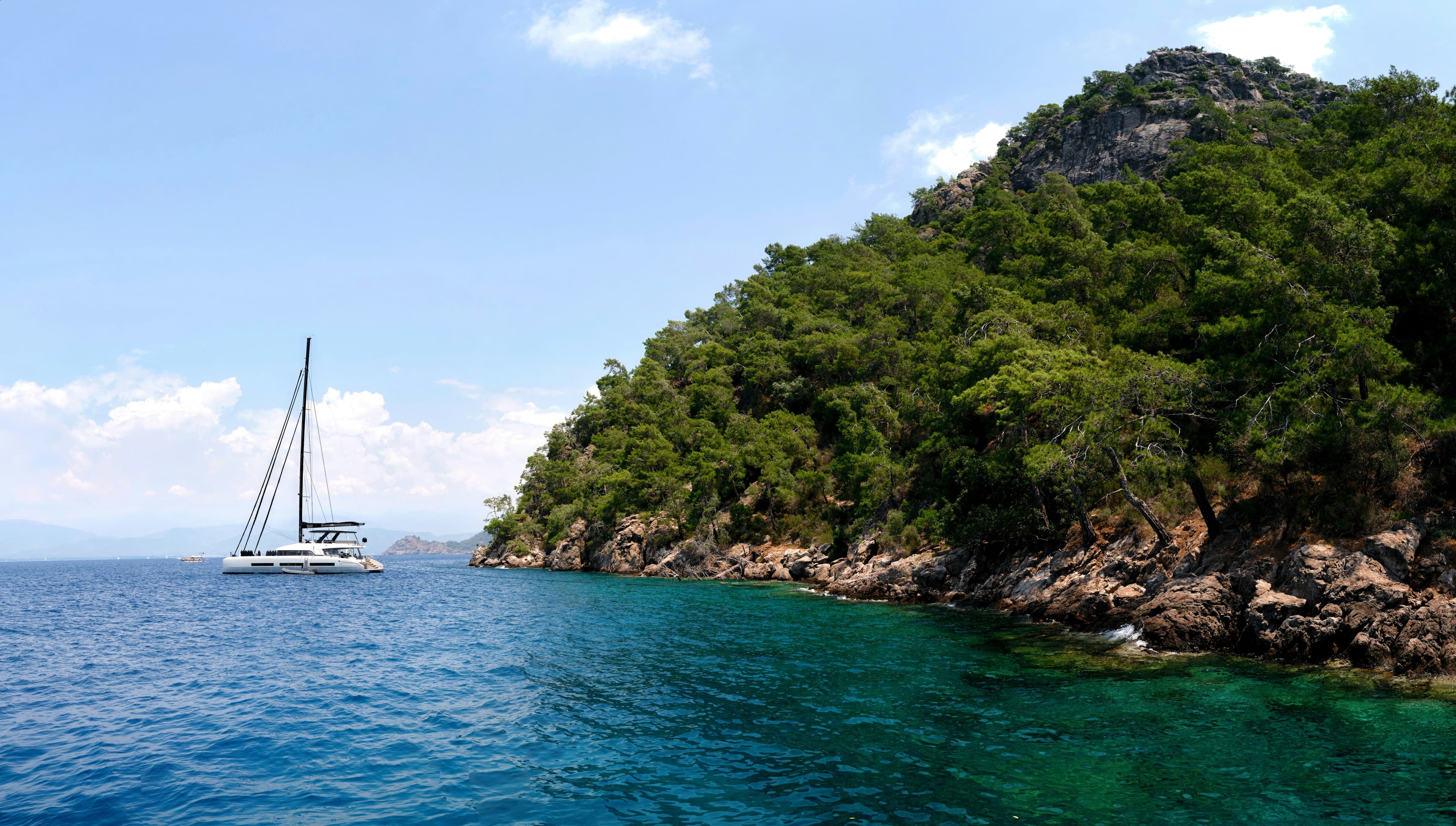Catamaran, Motor Yacht, or Sailing Yacht: How to Choose the Right Charter Yacht