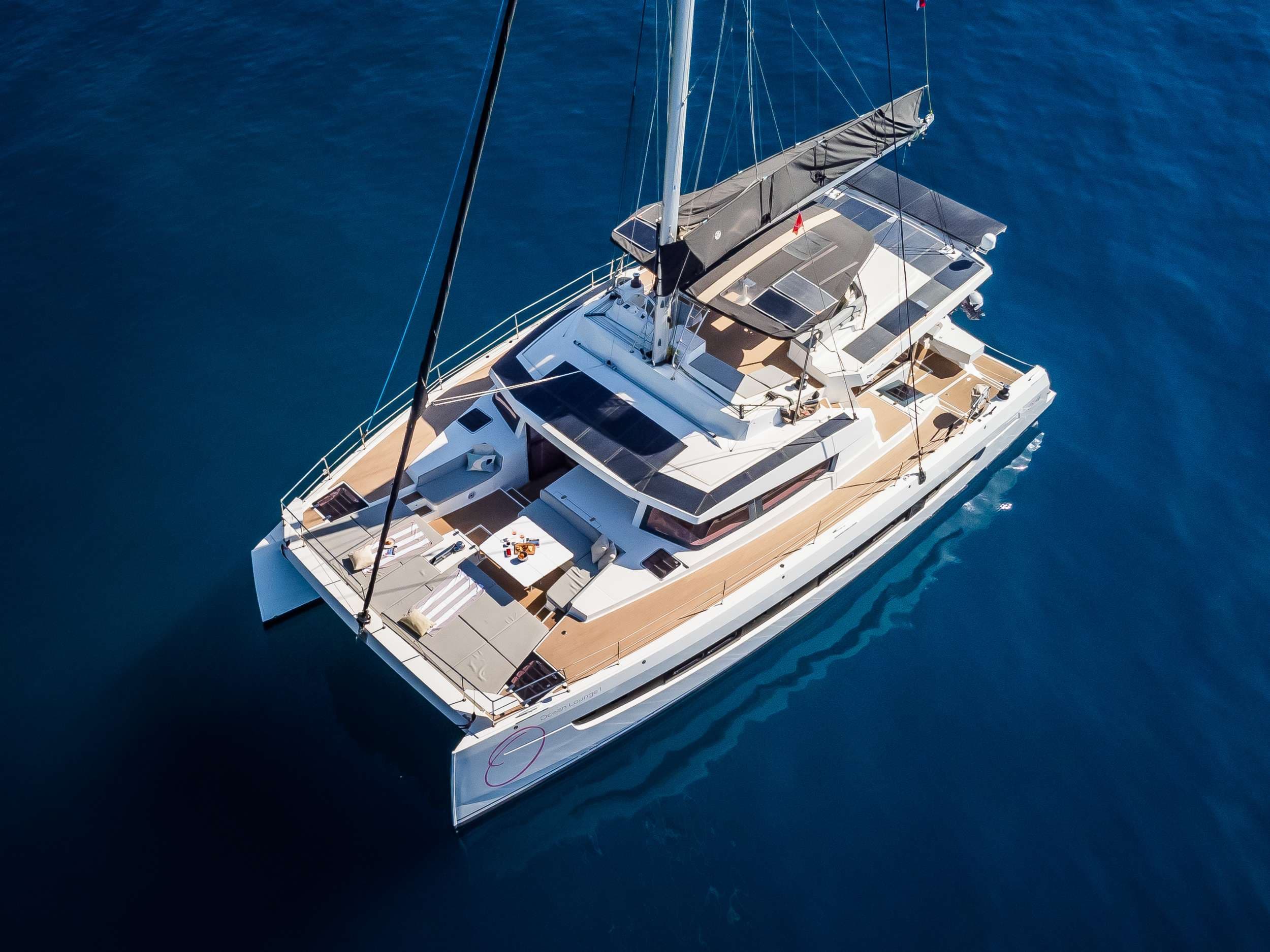OCEAN LOUNGE - Image 1