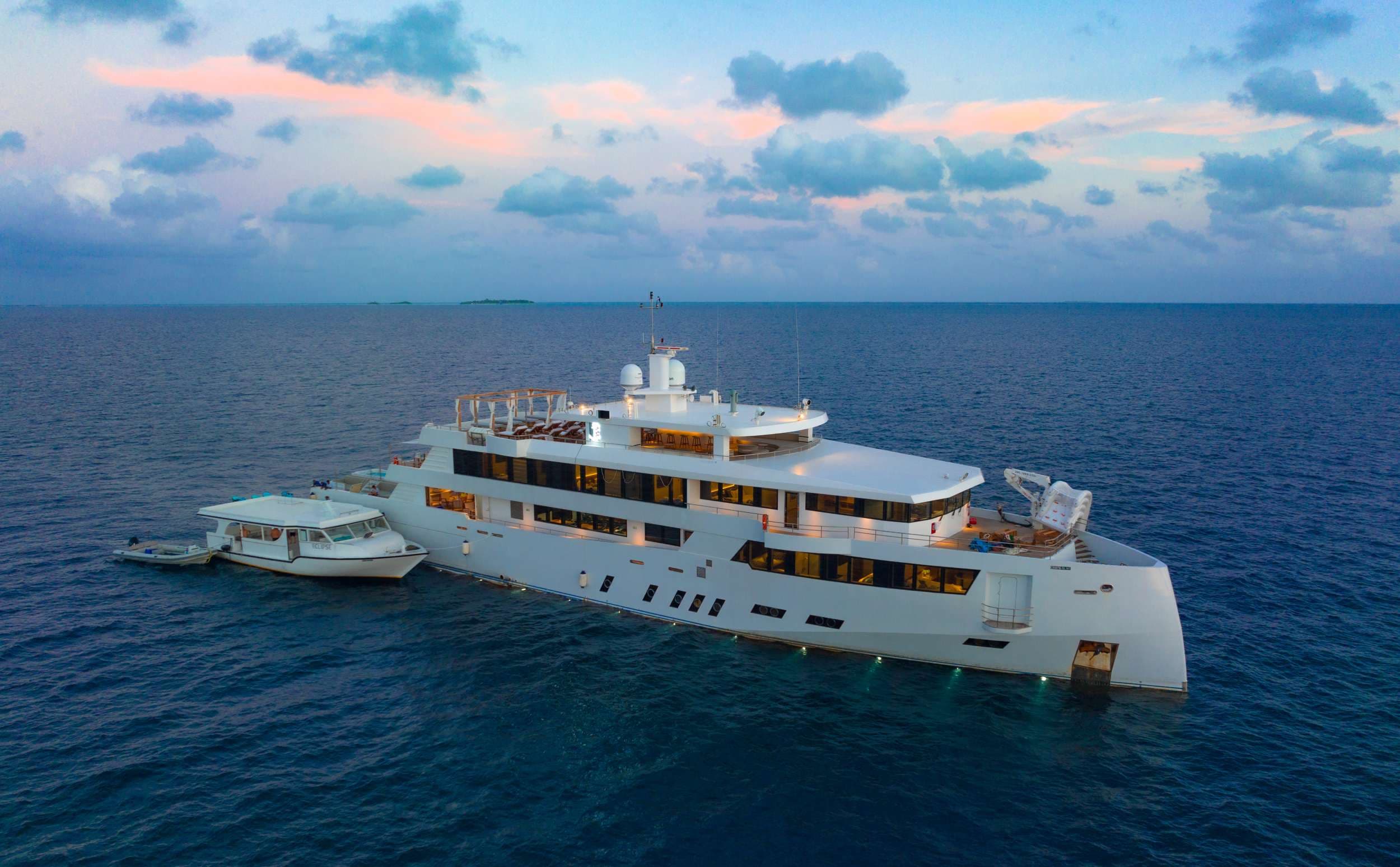 WHITE PEARL - Image 1