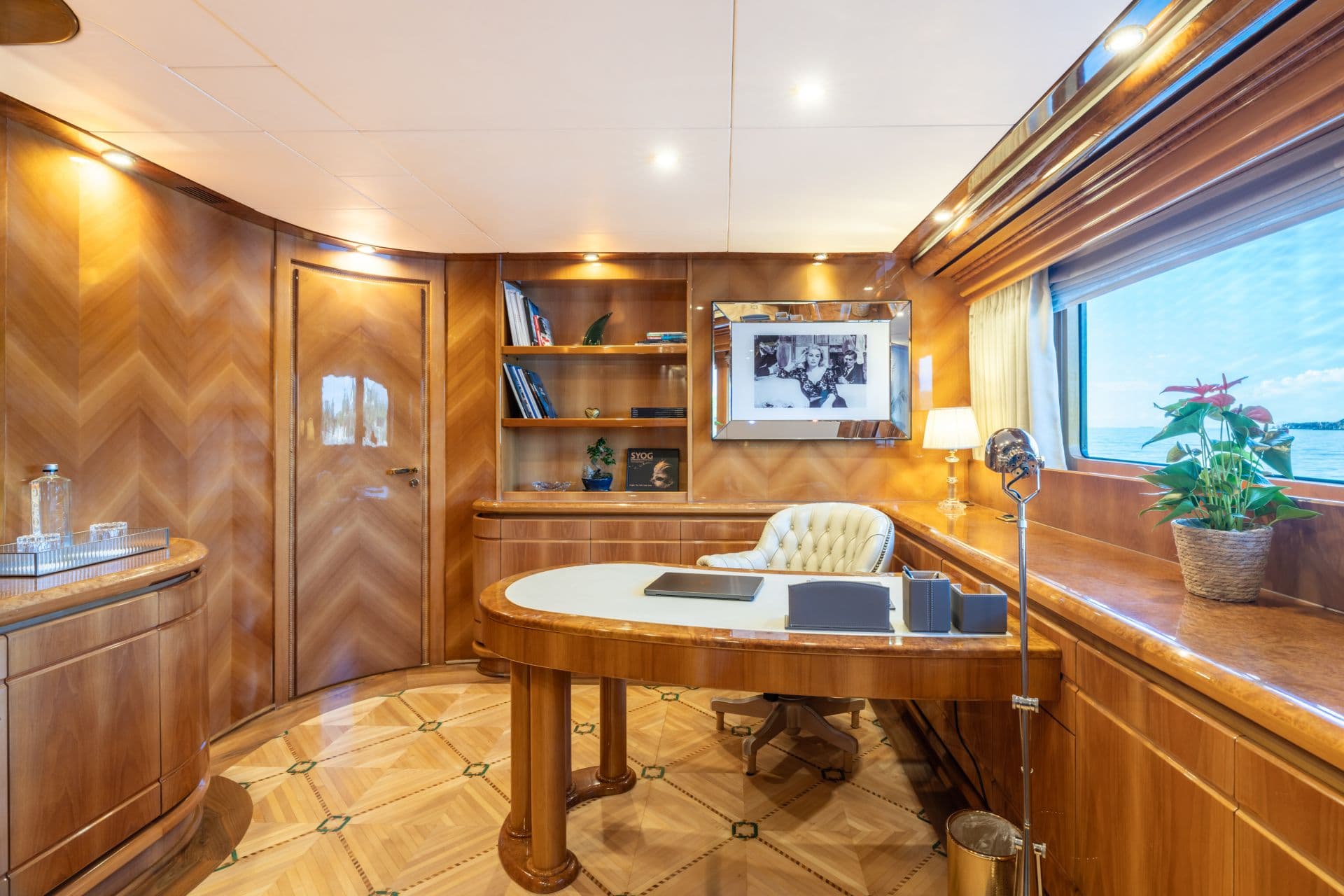 LADY G II - Image 12