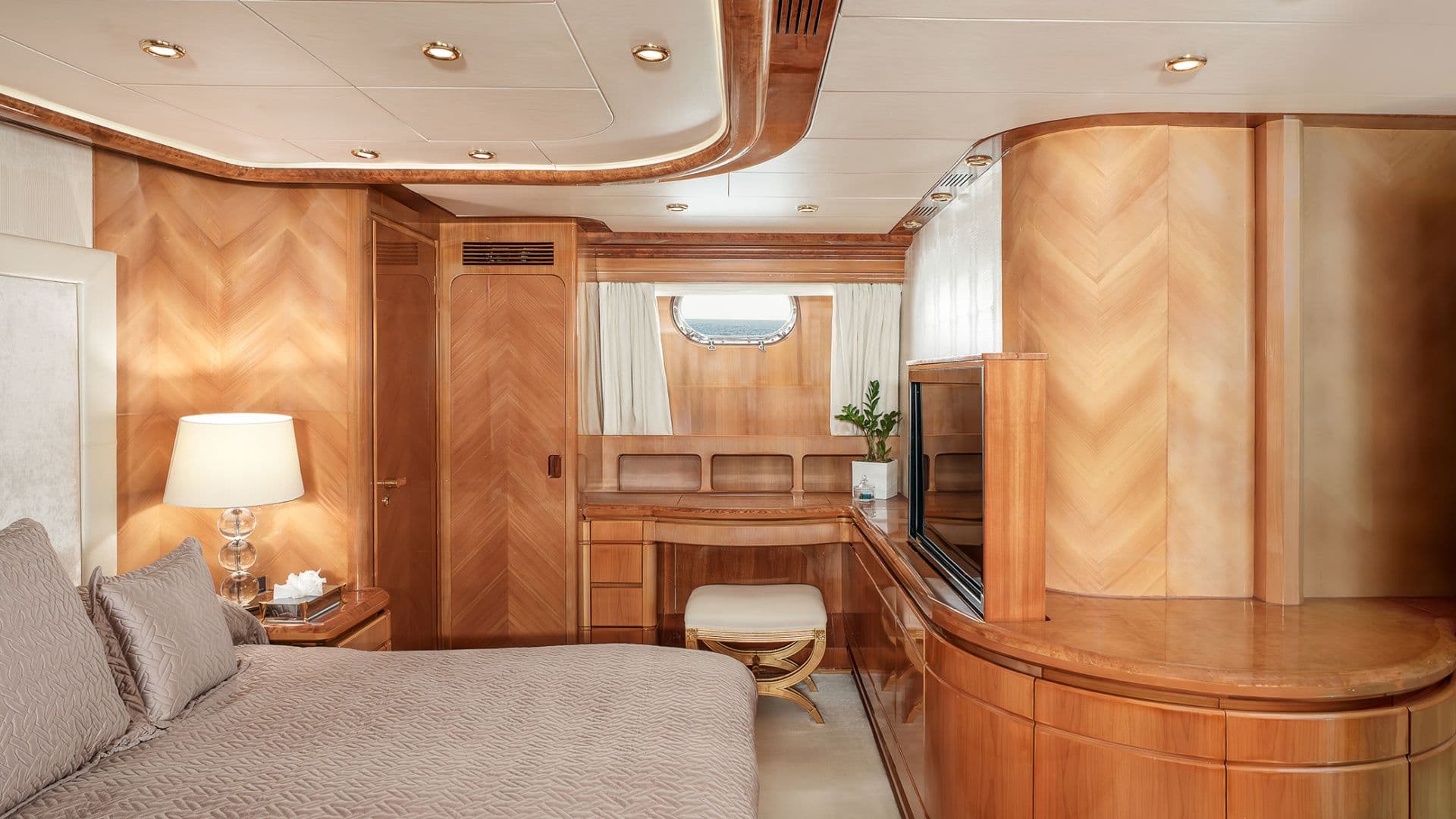 LADY G II - Image 15