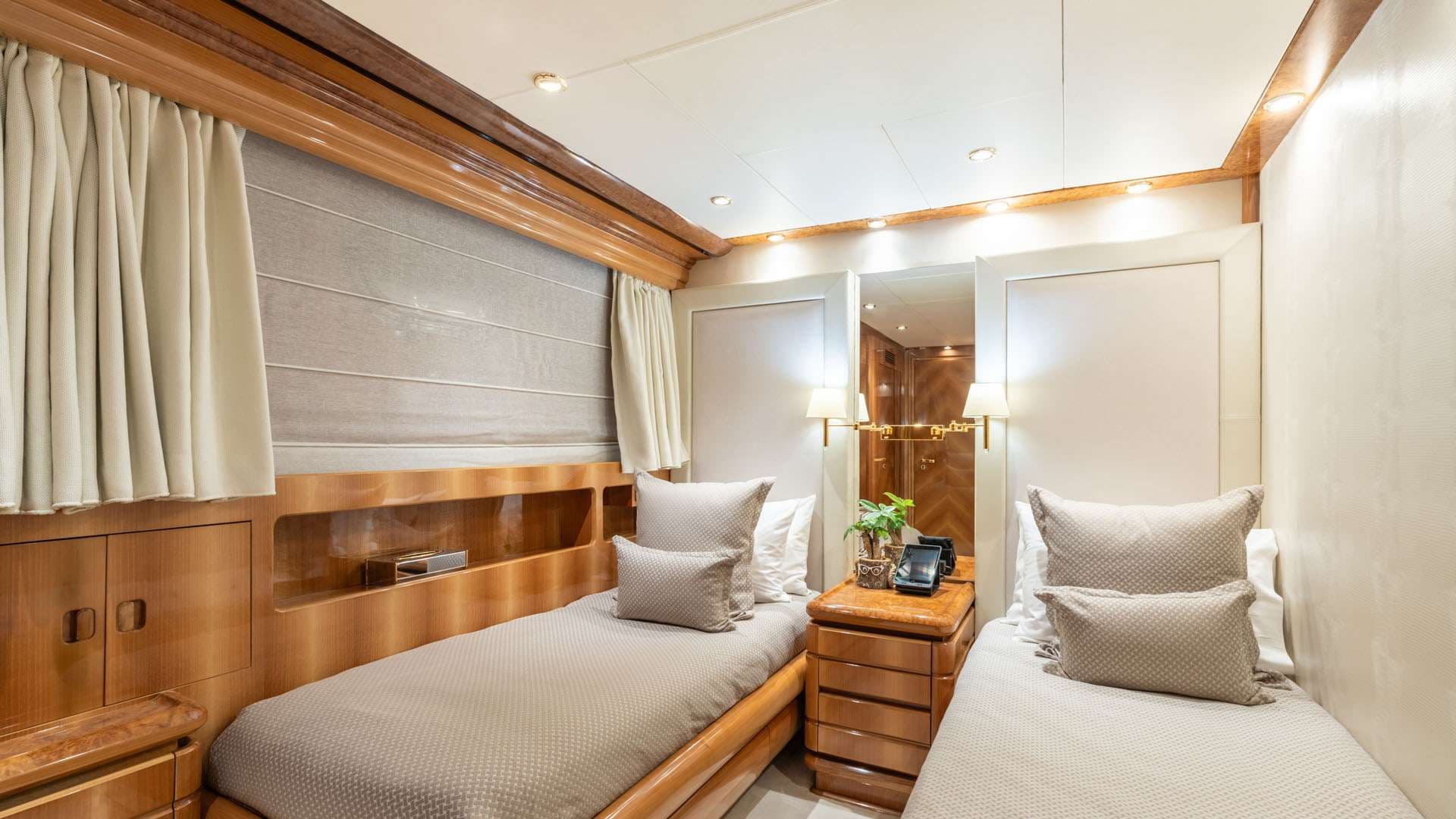 LADY G II - Image 11
